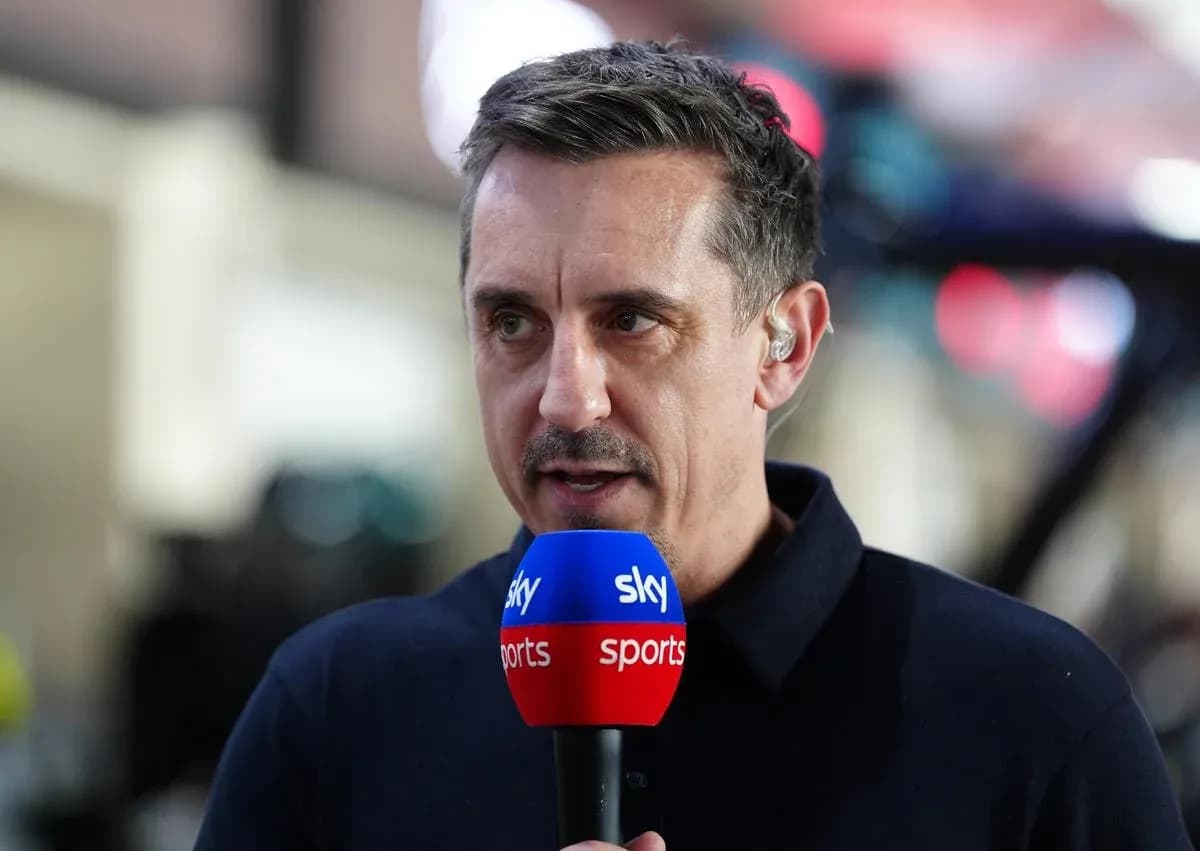 Presentador hablando con micrófono en evento deportivo Presentador hablando con micrófono en evento deportivo