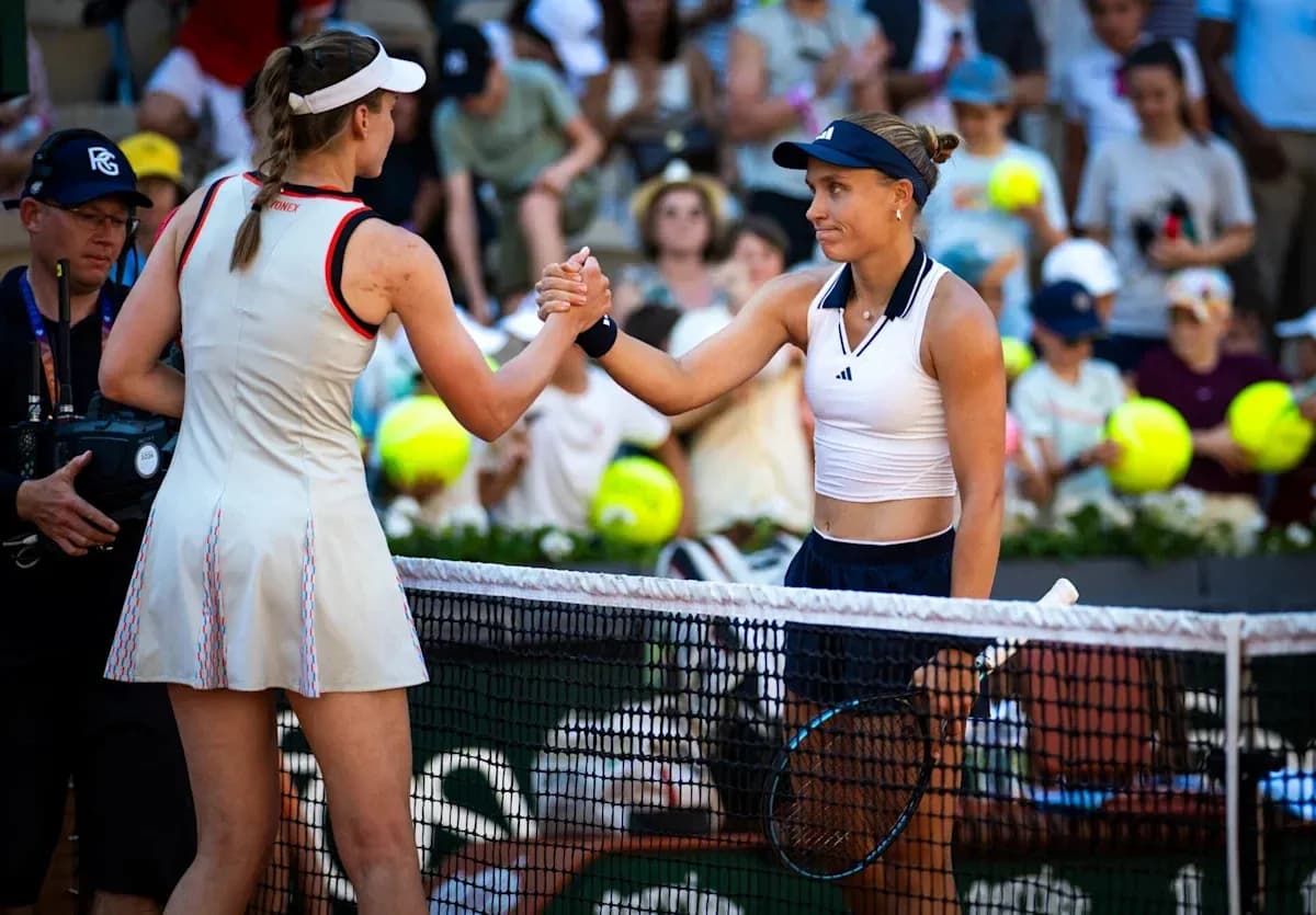 Jugadoras dándose la mano tras el partido de tenis Jugadoras dándose la mano tras el partido de tenis