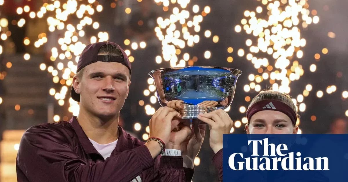 Jugadores levantando trofeo con fuegos artificiales de fondo Jugadores levantando trofeo con fuegos artificiales de fondo