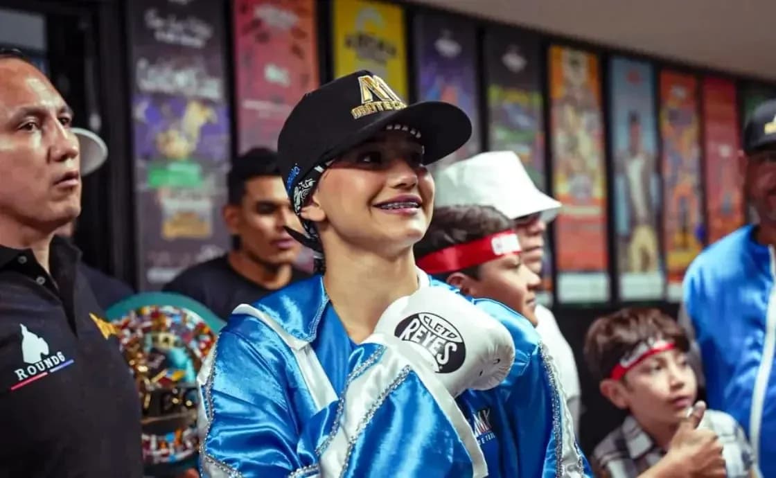 Boxeadora sonriendo con guantes antes de la pelea Boxeadora sonriendo con guantes antes de la pelea