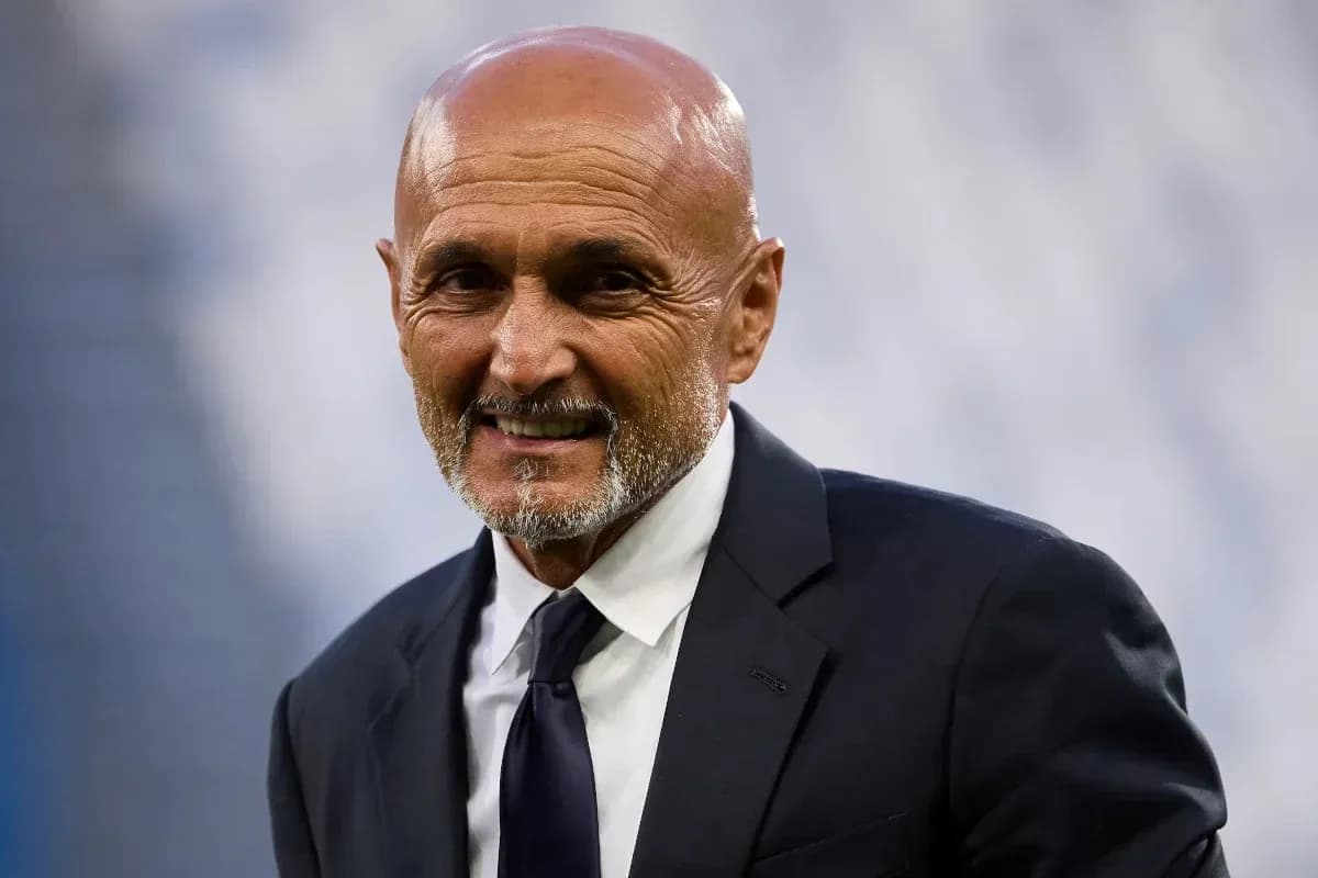 Entrenador sonriente en la cancha antes del partido Entrenador sonriente en la cancha antes del partido