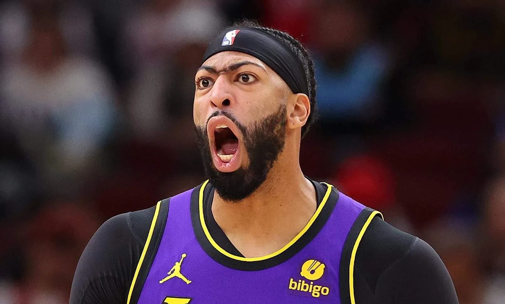 Jugador de baloncesto gritando durante un partido Jugador de baloncesto gritando durante un partido