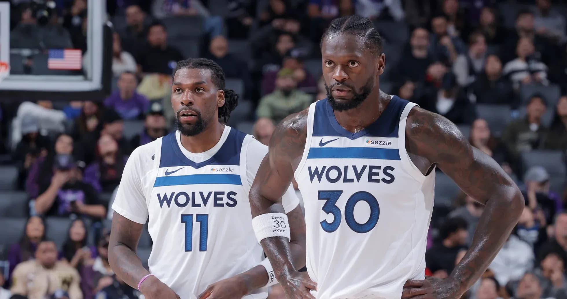Jugadores de los Wolves en la cancha durante el juego Jugadores de los Wolves en la cancha durante el juego