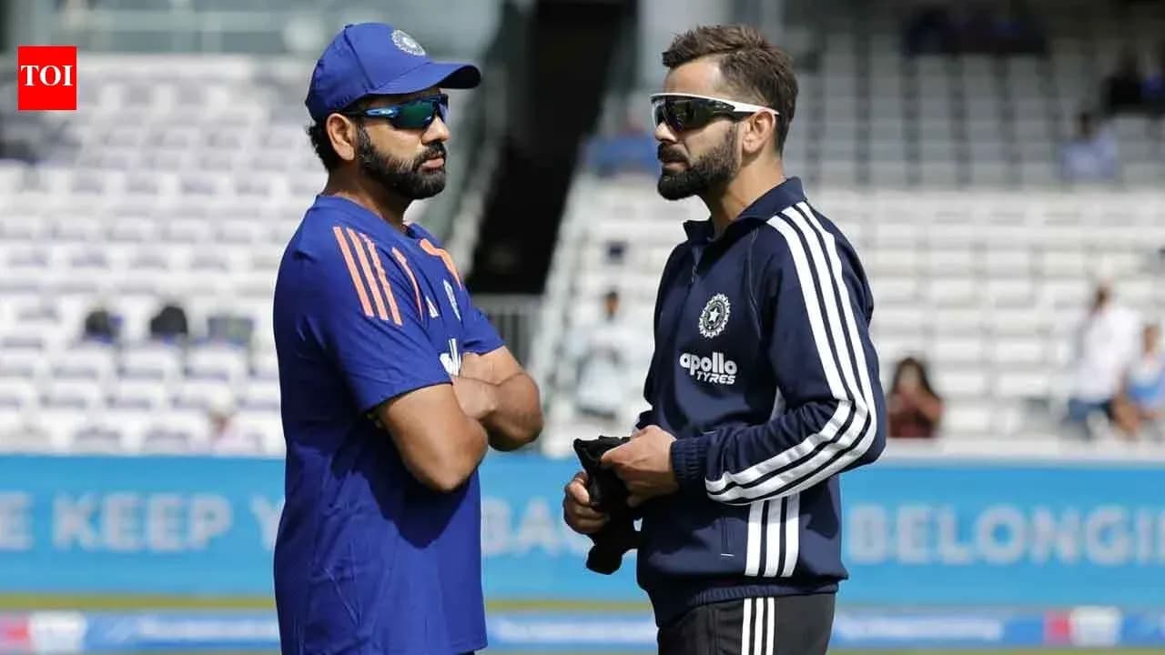 Rohit Sharma y Virat Kohli conversando en el campo Rohit Sharma y Virat Kohli conversando en el campo