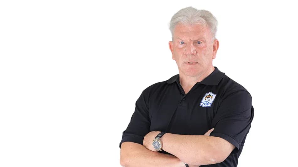 Entrenador de fútbol con brazos cruzados en uniforme Entrenador de fútbol con brazos cruzados en uniforme