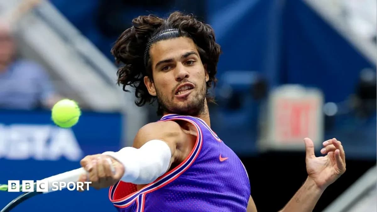 Jugador de tenis golpeando una pelota durante el partido Jugador de tenis golpeando una pelota durante el partido
