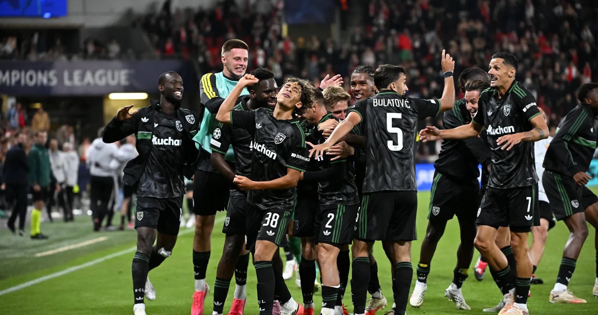 Jugadores celebrando un gol en la Champions League Jugadores celebrando un gol en la Champions League