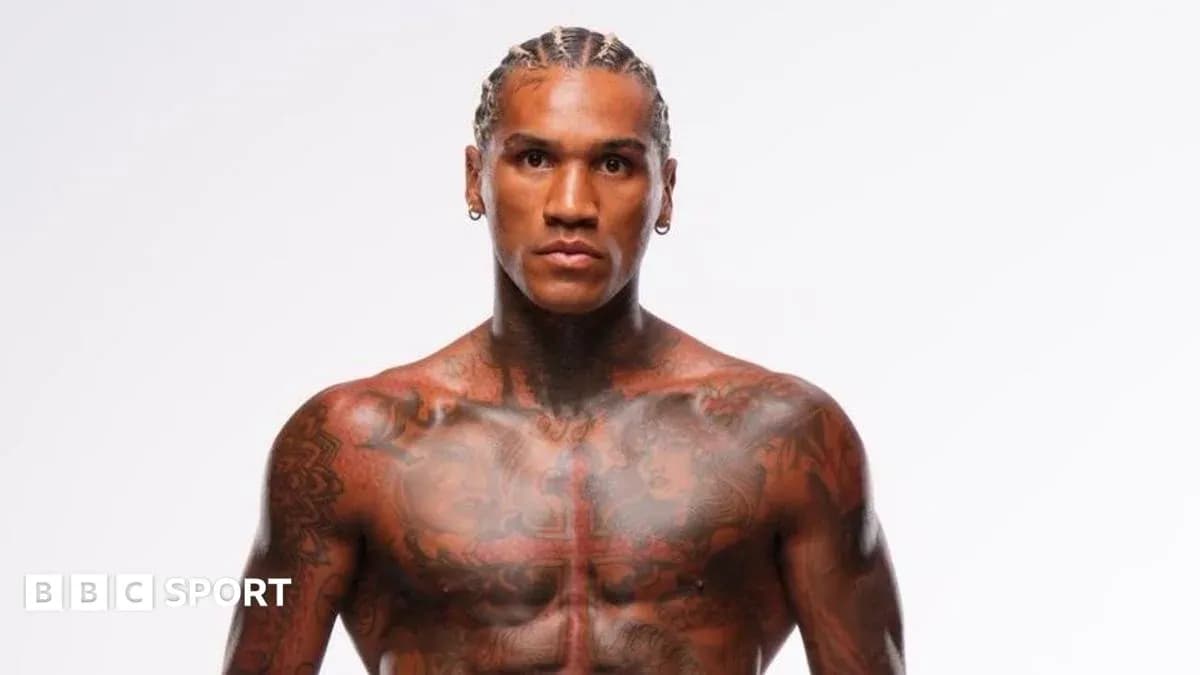 Atleta con tatuajes posando en fondo blanco Atleta con tatuajes posando en fondo blanco