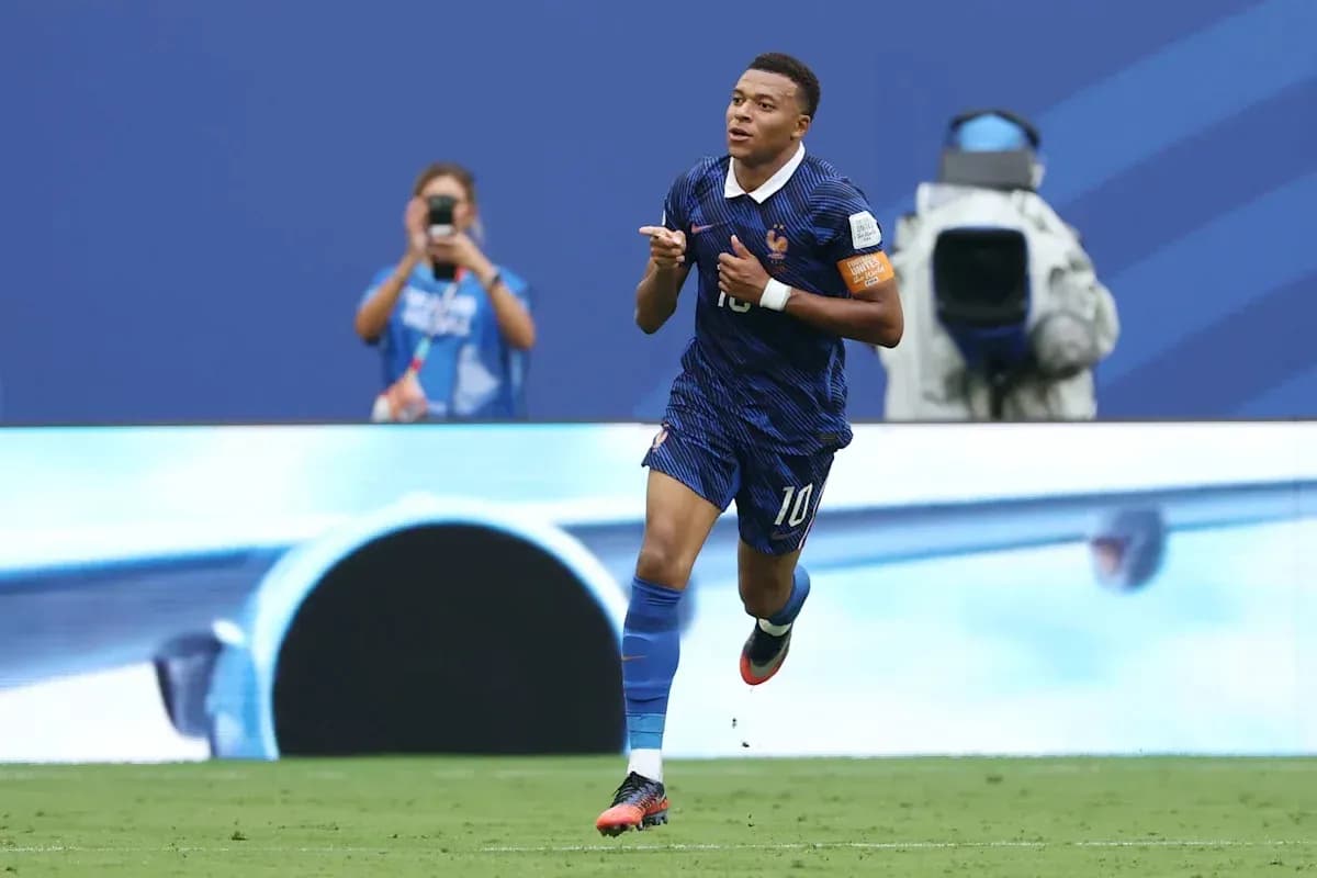 Jugador de Francia corriendo tras anotar un gol Jugador de Francia corriendo tras anotar un gol