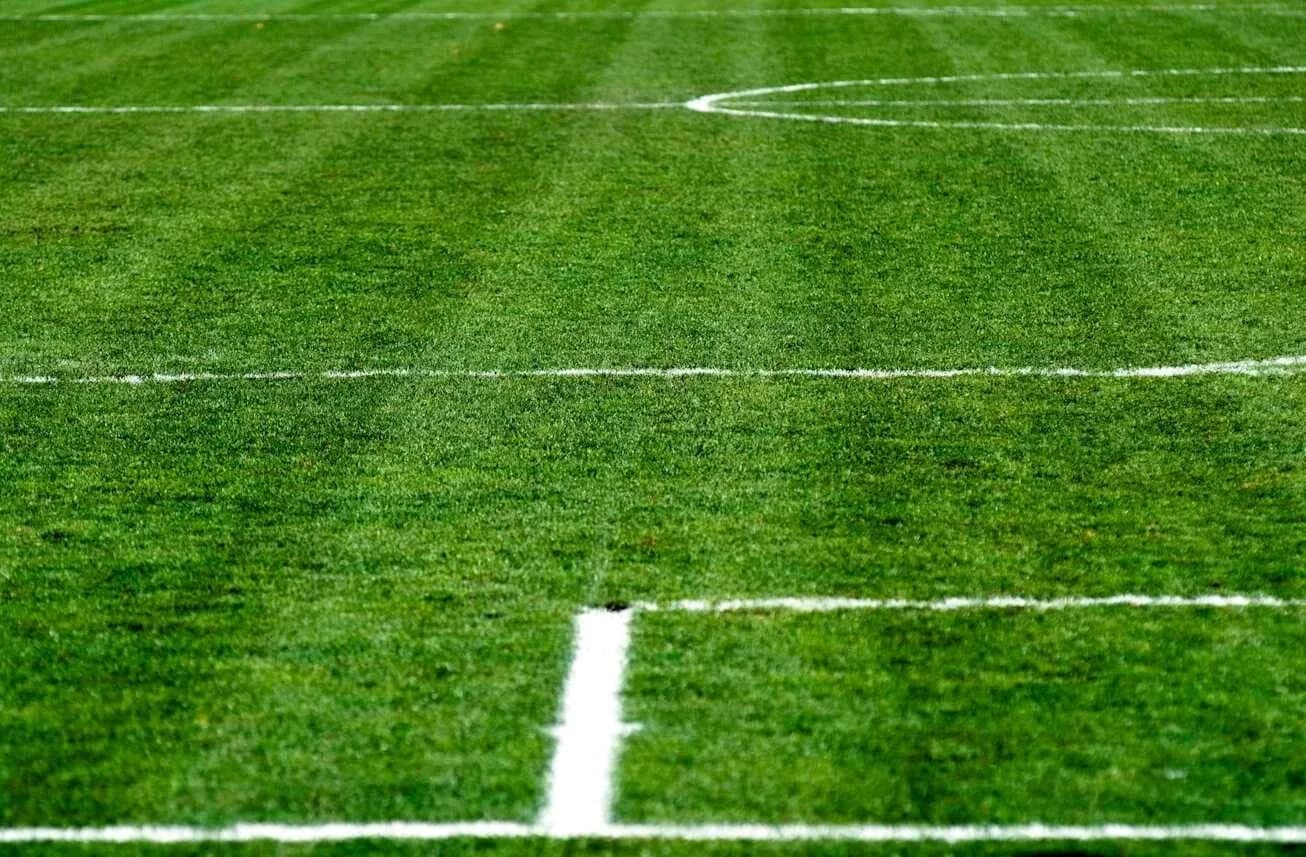 Campo de fútbol con líneas blancas marcadas Campo de fútbol con líneas blancas marcadas
