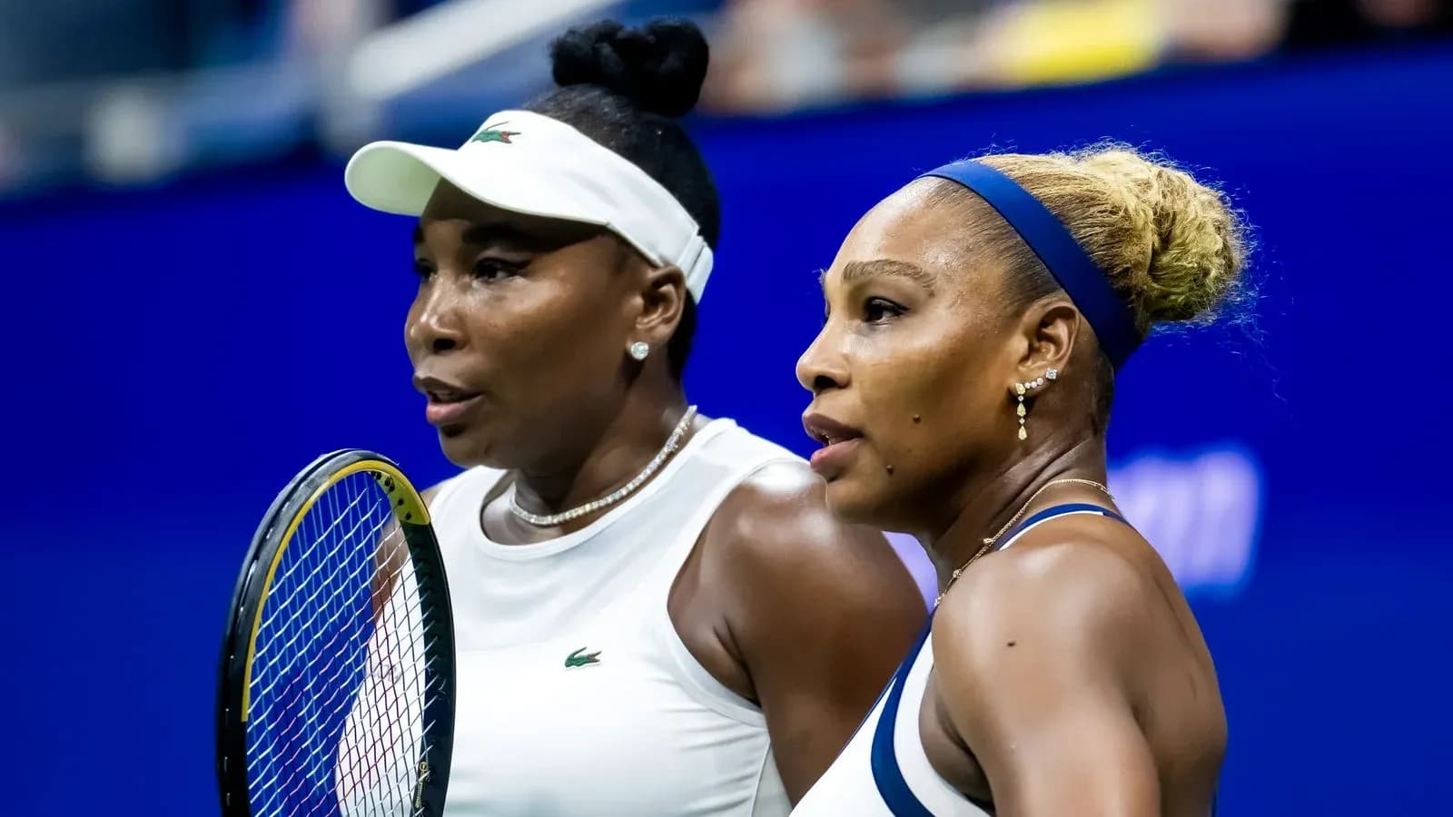 Venus y Serena Williams durante un partido de tenis Venus y Serena Williams durante un partido de tenis