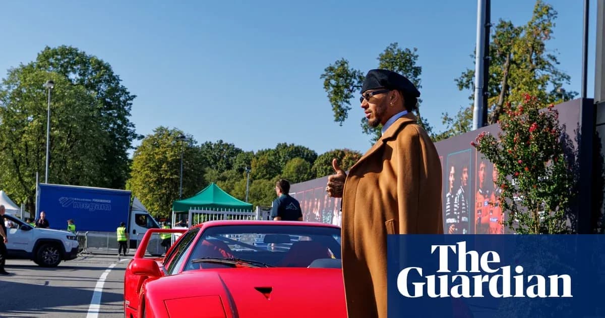 Hombre junto a un coche rojo en evento al aire libre Hombre junto a un coche rojo en evento al aire libre