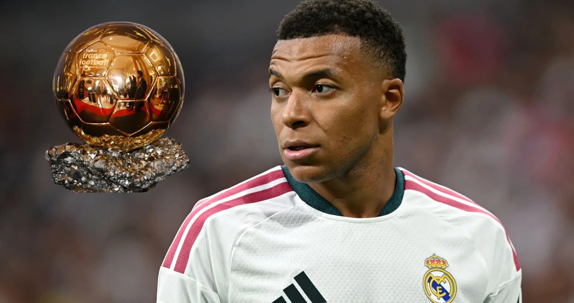 Jugador de Real Madrid junto al Balón de Oro Jugador de Real Madrid junto al Balón de Oro