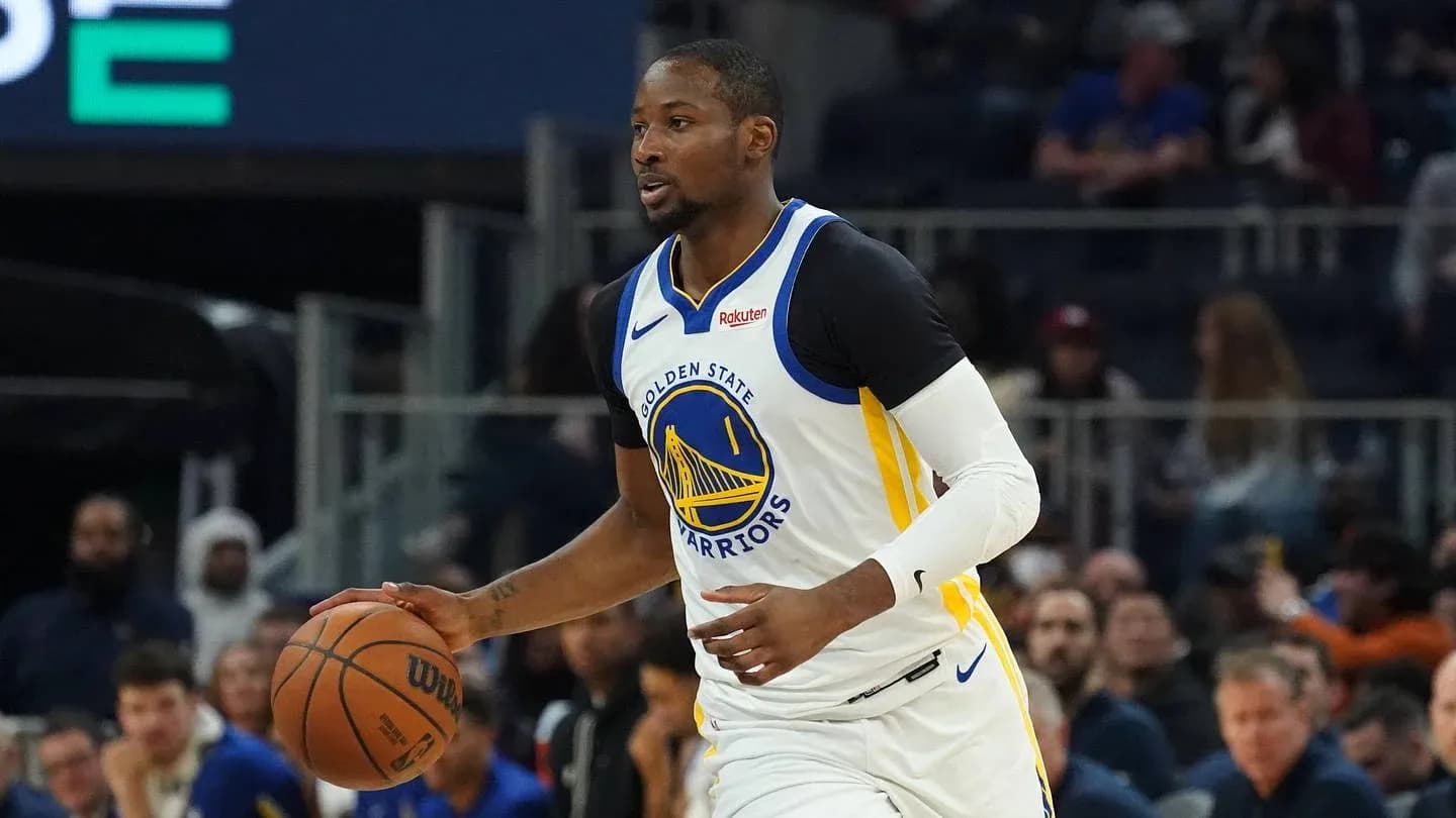 Jugador de los Golden State Warriors driblando el balón Jugador de los Golden State Warriors driblando el balón