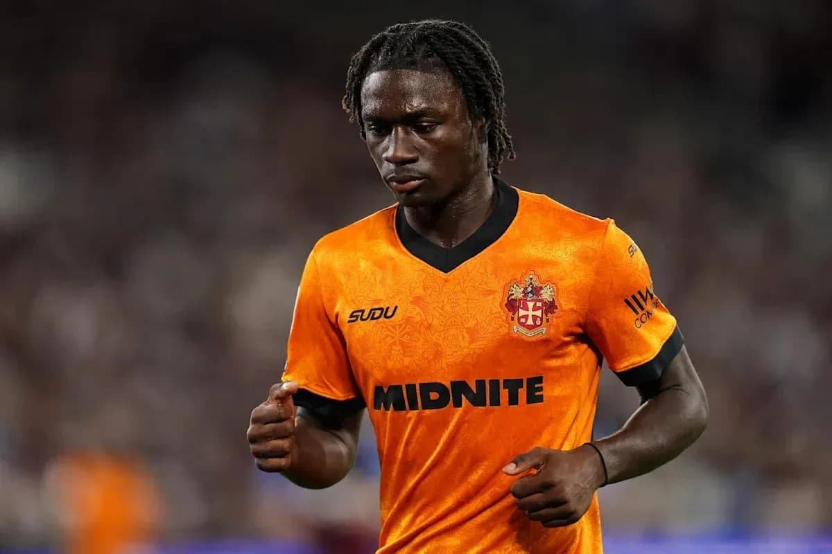 Jugador con camiseta naranja corriendo en el campo Jugador con camiseta naranja corriendo en el campo