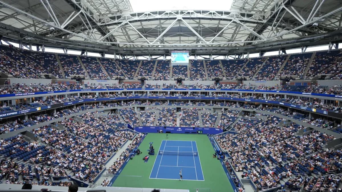 Vista del estadio Arthur Ashe lleno durante un partido de tenis Vista del estadio Arthur Ashe lleno durante un partido de tenis