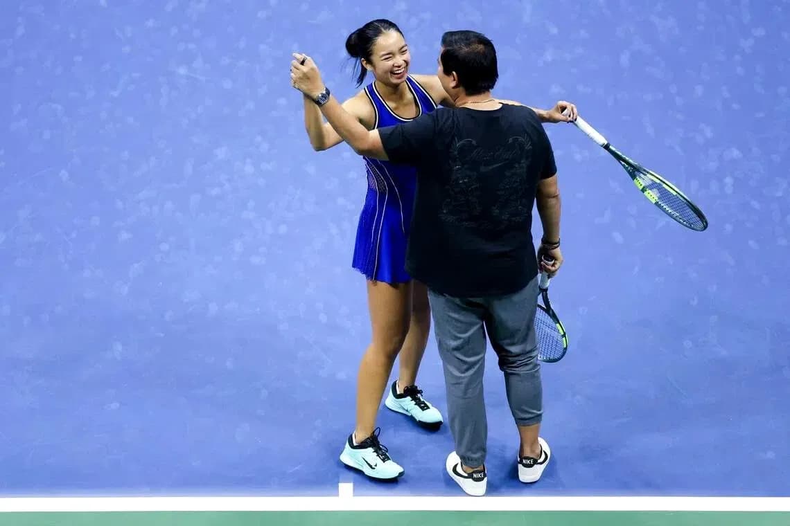 Jugadora de tenis celebrando con su entrenador en cancha Jugadora de tenis celebrando con su entrenador en cancha