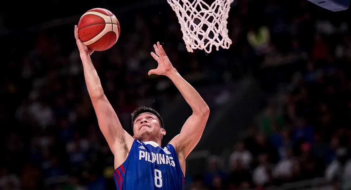 Jugador de baloncesto lanzando a canasta Jugador de baloncesto lanzando a canasta