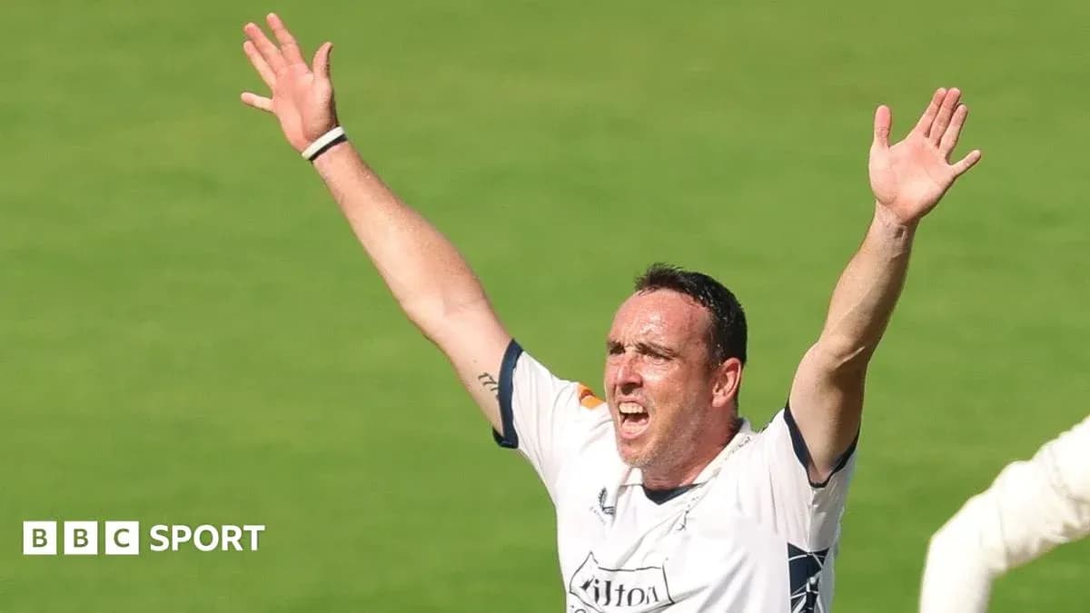 Jugador de cricket celebrando un wicket en el campo Jugador de cricket celebrando un wicket en el campo