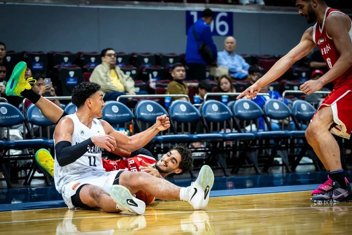 Jugadores en el suelo tras una jugada de baloncesto Jugadores en el suelo tras una jugada de baloncesto