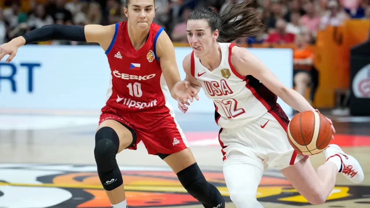 Jugadora de USA driblando ante rival de Česko Jugadora de USA driblando ante rival de Česko
