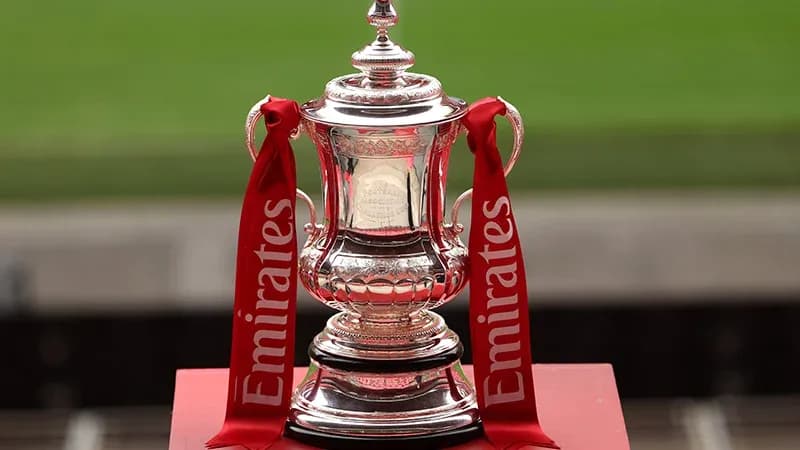 Trofeo de la FA Cup con cintas de Emirates Trofeo de la FA Cup con cintas de Emirates