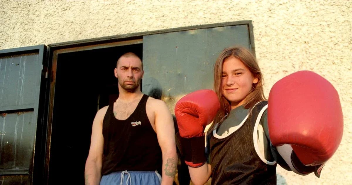 Joven boxeadora con guantes rojos y entrenador Joven boxeadora con guantes rojos y entrenador