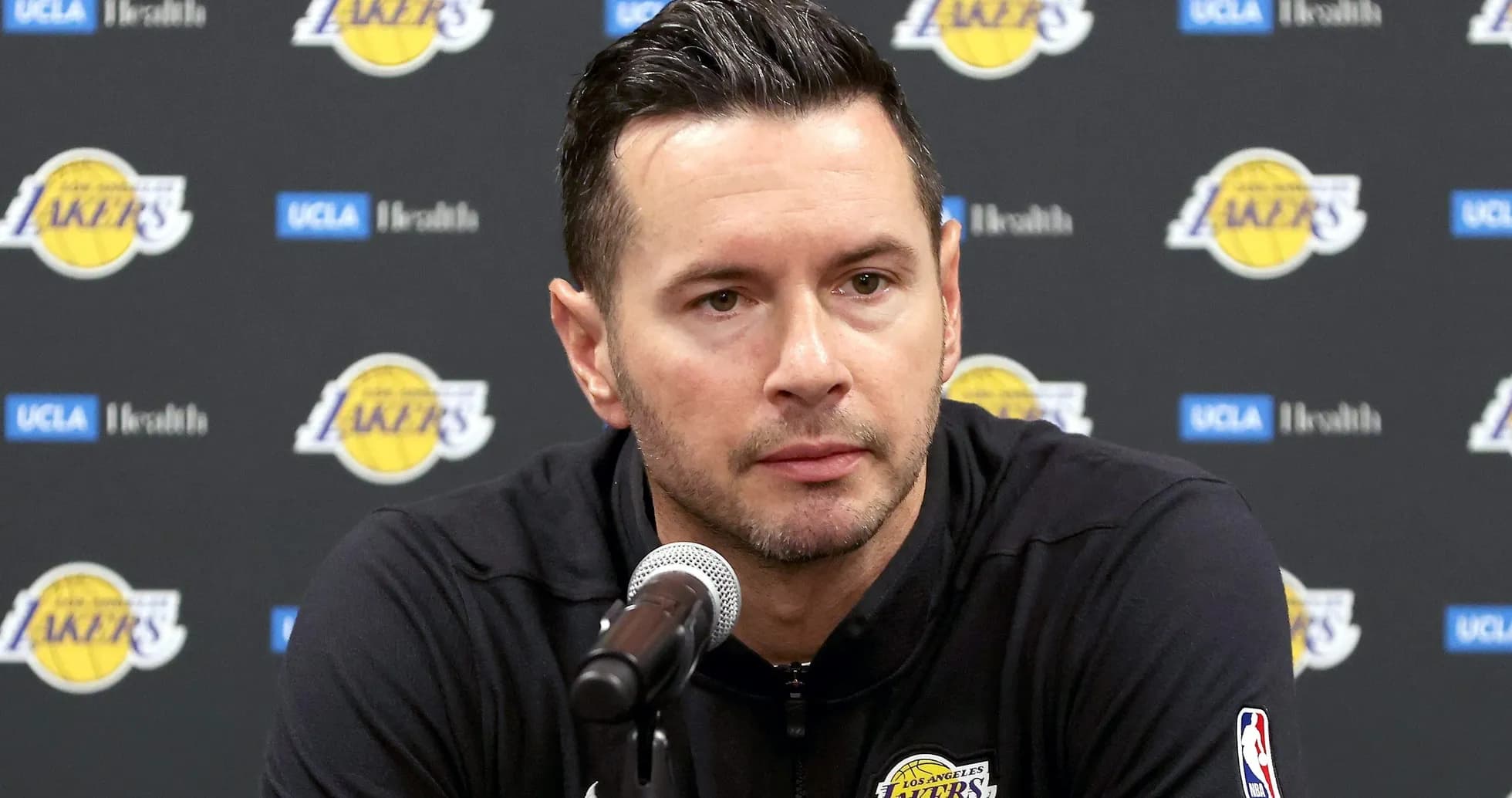 Entrenador hablando en conferencia de prensa de Lakers Entrenador hablando en conferencia de prensa de Lakers