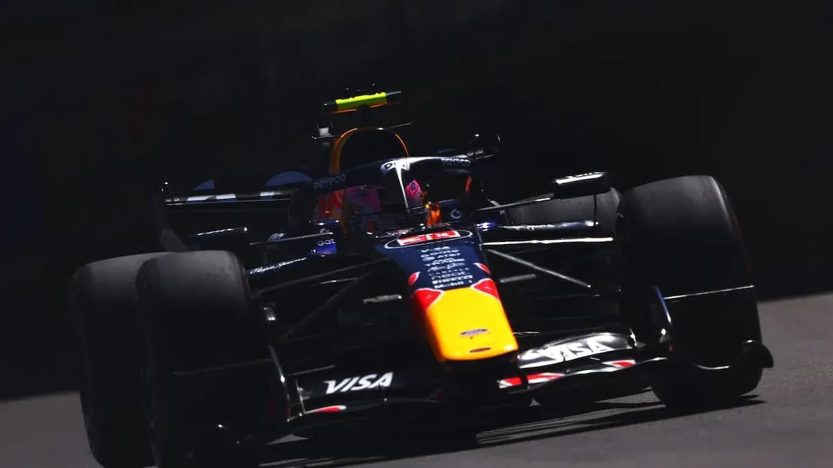 Coche de Fórmula 1 en acción en pista Coche de Fórmula 1 en acción en pista