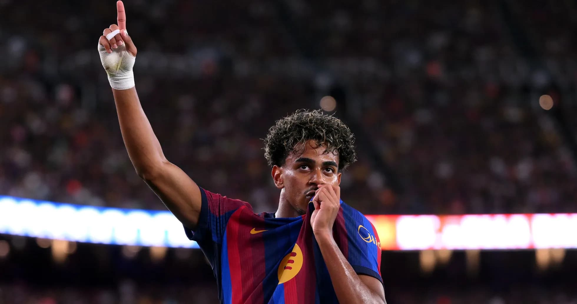 Jugador de Barcelona celebrando con el dedo levantado Jugador de Barcelona celebrando con el dedo levantado