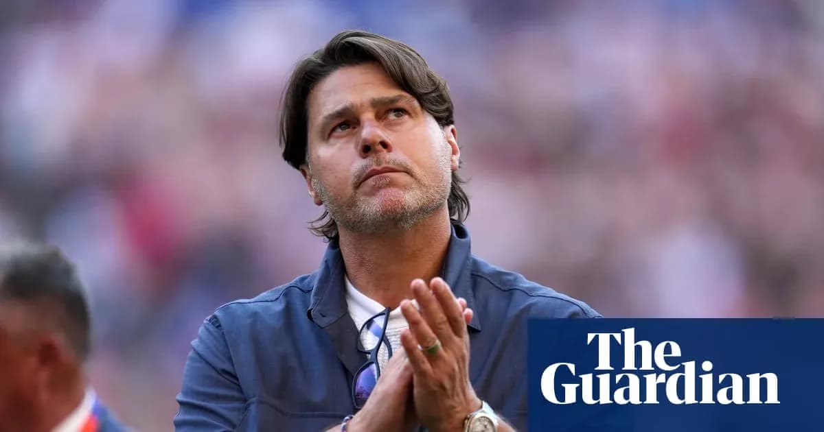 Entrenador observando el partido con manos juntas Entrenador observando el partido con manos juntas