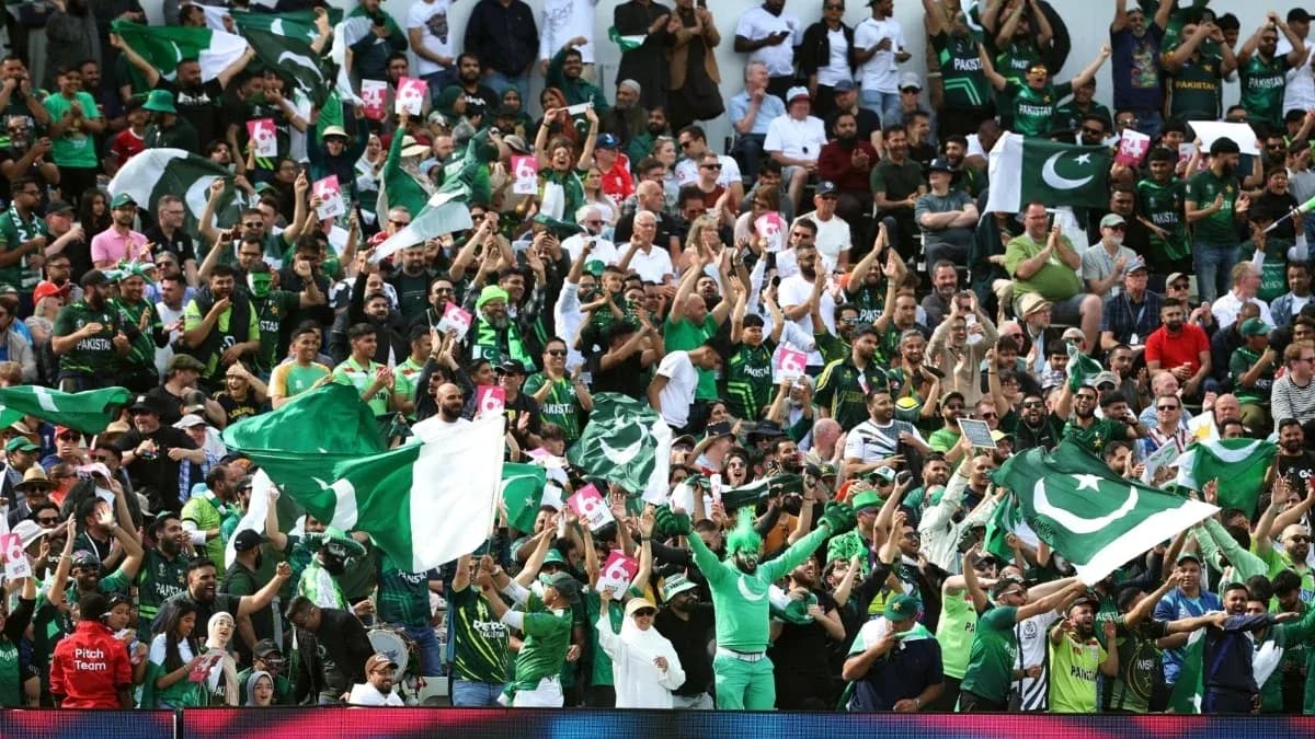 Aficionados de Pakistán animando con banderas en el estadio Aficionados de Pakistán animando con banderas en el estadio