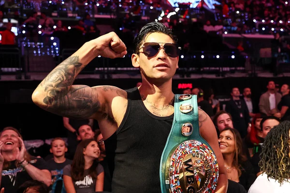 Boxeador levantando el puño con cinturón WBC Boxeador levantando el puño con cinturón WBC