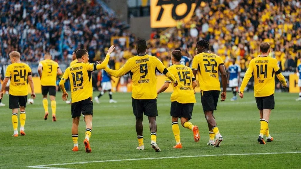 Jugadores de Dortmund celebrando en el campo Jugadores de Dortmund celebrando en el campo