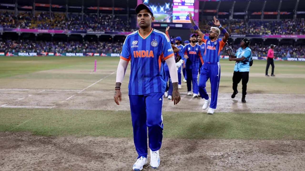 Jugador de cricket de India saliendo del campo tras victoria Jugador de cricket de India saliendo del campo tras victoria