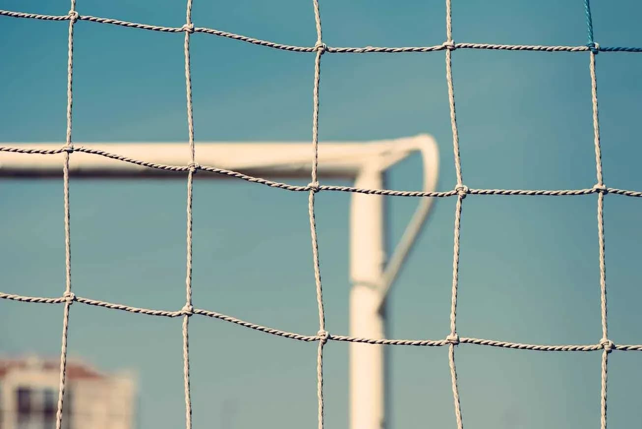 Red de una portería de fútbol con fondo azul Red de una portería de fútbol con fondo azul