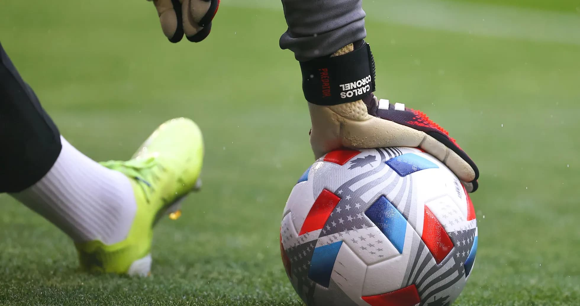 Portero sosteniendo el balón en el campo Portero sosteniendo el balón en el campo