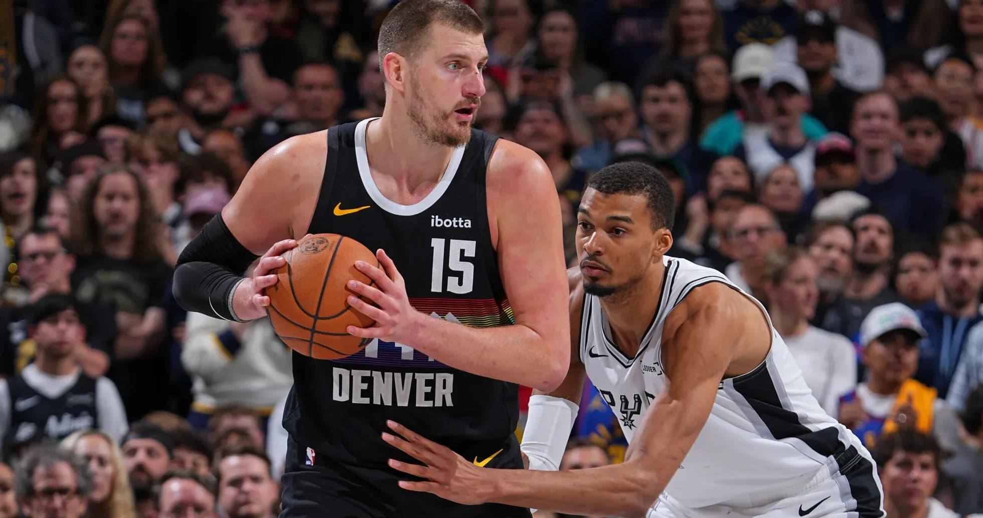 Jugador de Denver driblando mientras es defendido Jugador de Denver driblando mientras es defendido