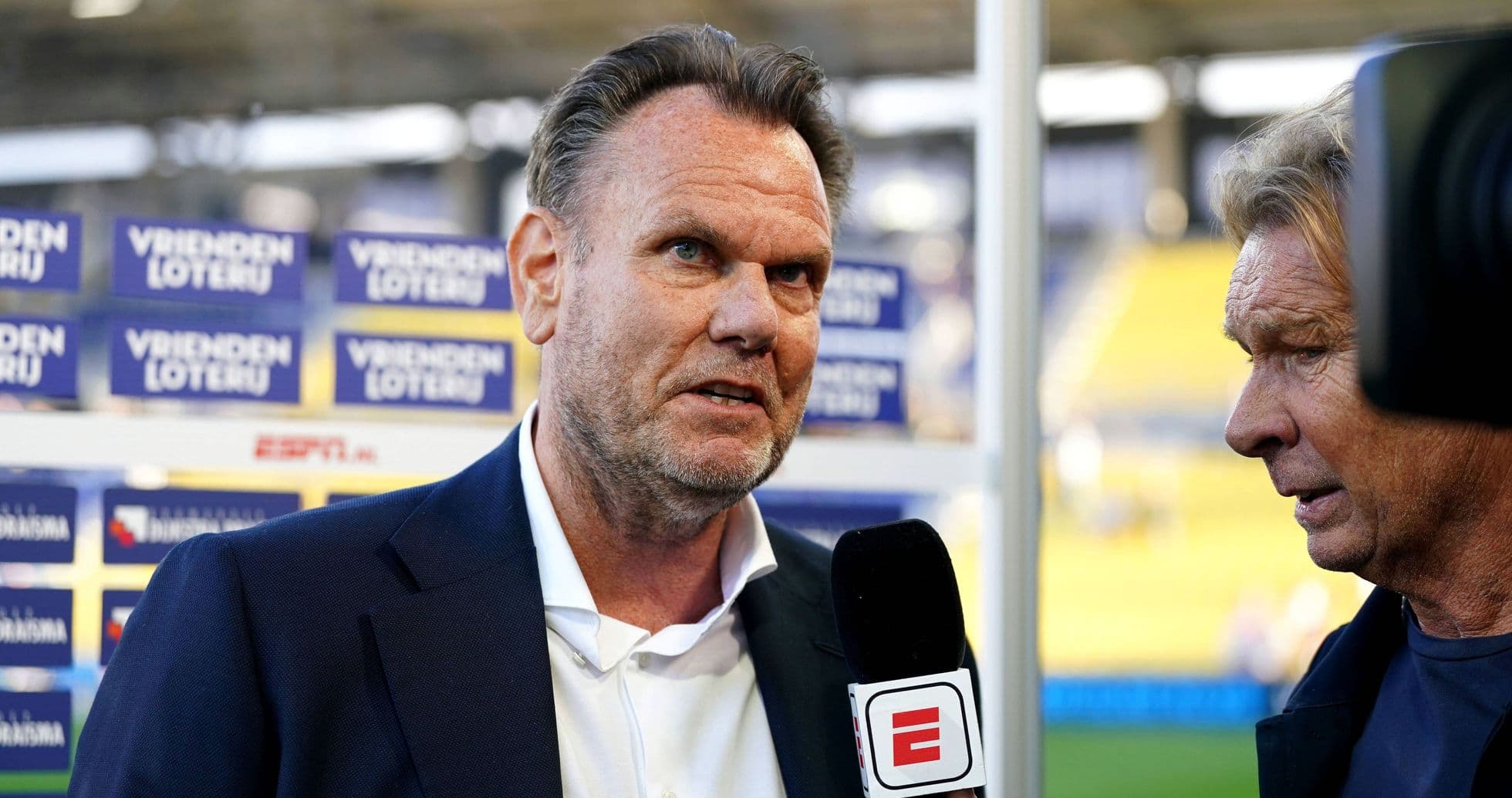 Entrevista a un entrenador en un evento deportivo Entrevista a un entrenador en un evento deportivo