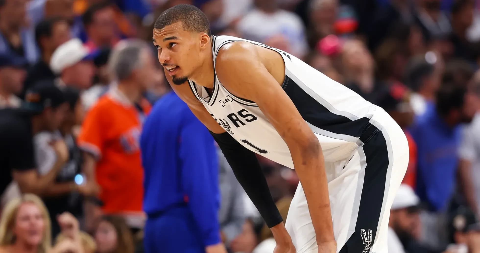 Jugador de los Spurs en acción durante el partido Jugador de los Spurs en acción durante el partido