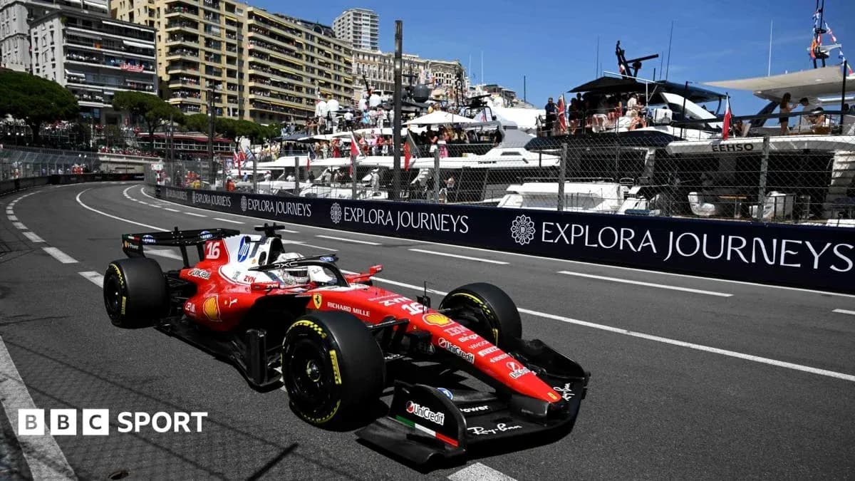Coche de Fórmula 1 Ferrari en circuito de Mónaco Coche de Fórmula 1 Ferrari en circuito de Mónaco