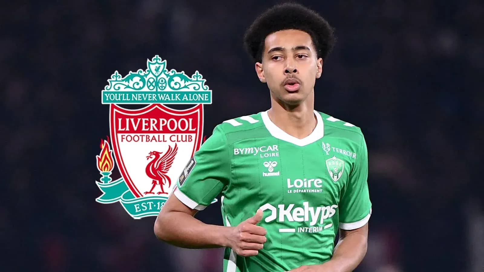 Jugador en camiseta verde con escudo de Liverpool Jugador en camiseta verde con escudo de Liverpool