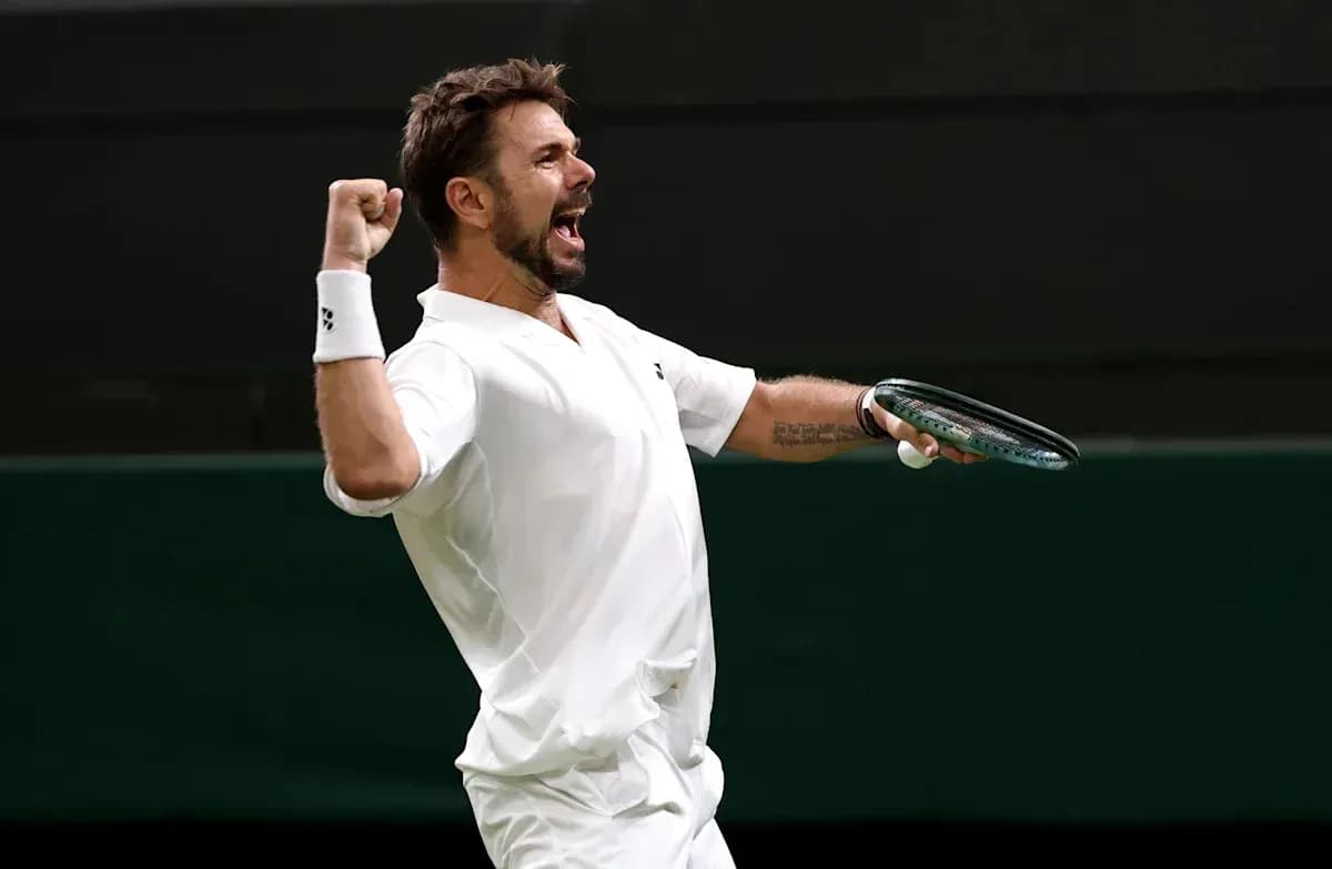 Jugador de tenis celebrando con raqueta en mano Jugador de tenis celebrando con raqueta en mano