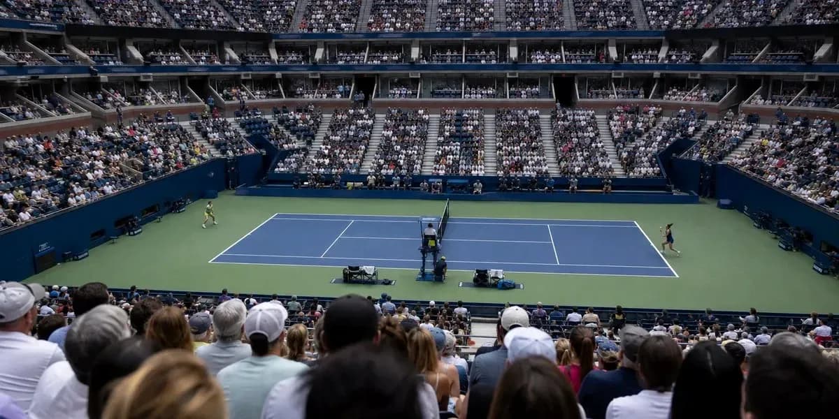 Jugadores compitiendo en un partido de tenis Jugadores compitiendo en un partido de tenis