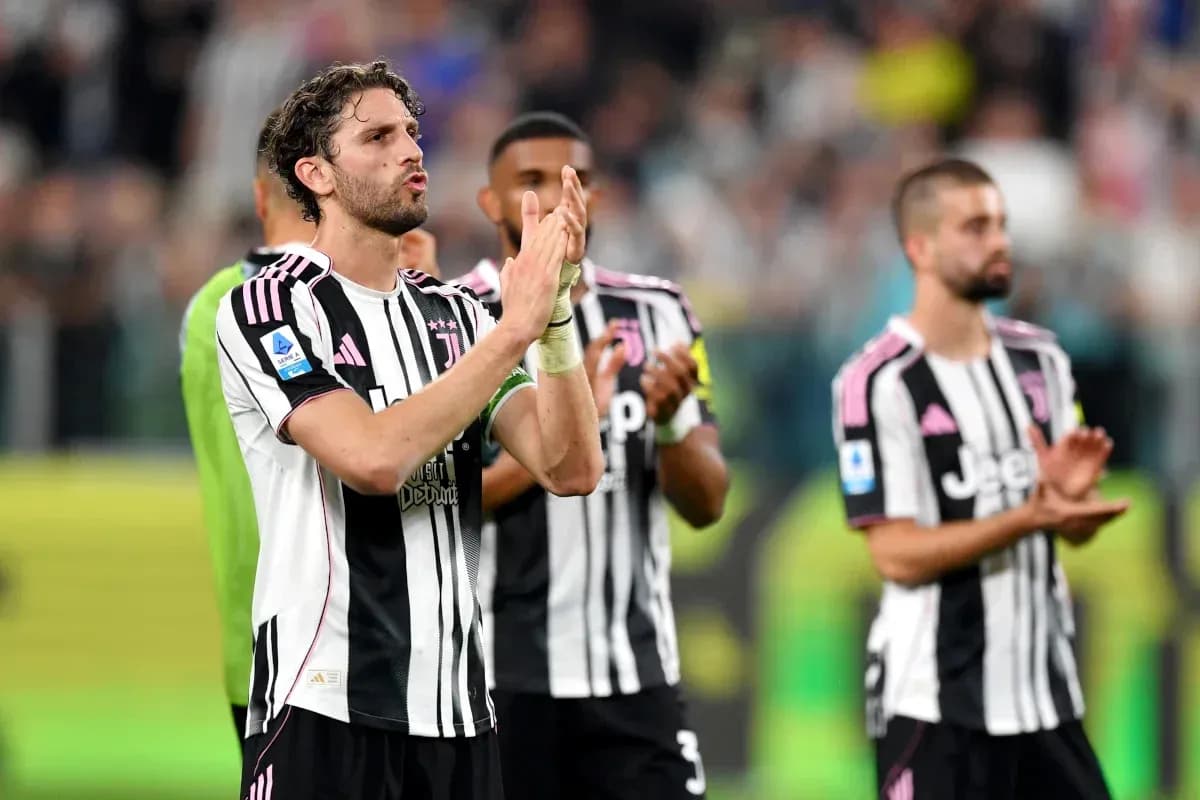 Jugadores de Juventus aplaudiendo tras el partido Jugadores de Juventus aplaudiendo tras el partido
