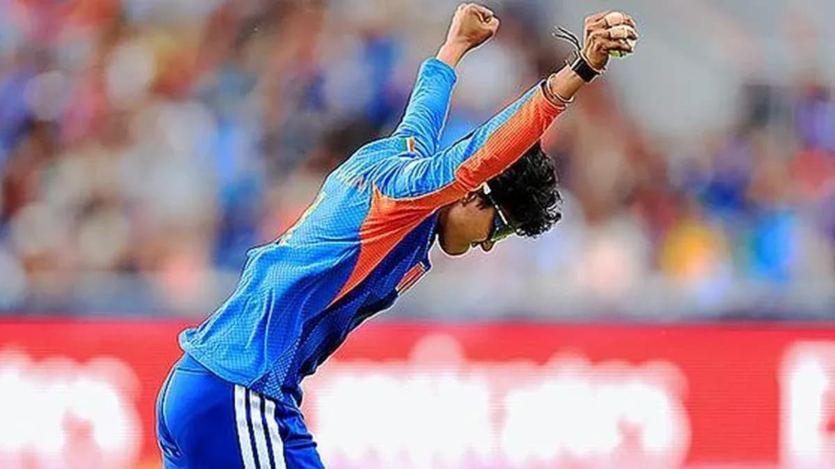 Jugador celebrando una jugada durante un partido de cricket Jugador celebrando una jugada durante un partido de cricket