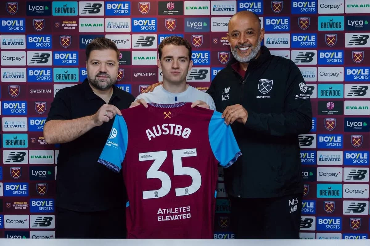 Jugador sostiene camiseta de West Ham con su nombre Jugador sostiene camiseta de West Ham con su nombre