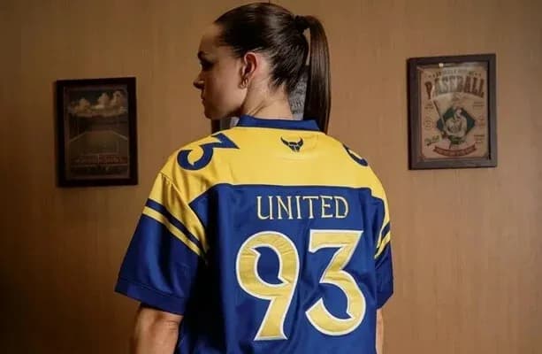 Jugadora con camiseta de United, número 93 Jugadora con camiseta de United, número 93