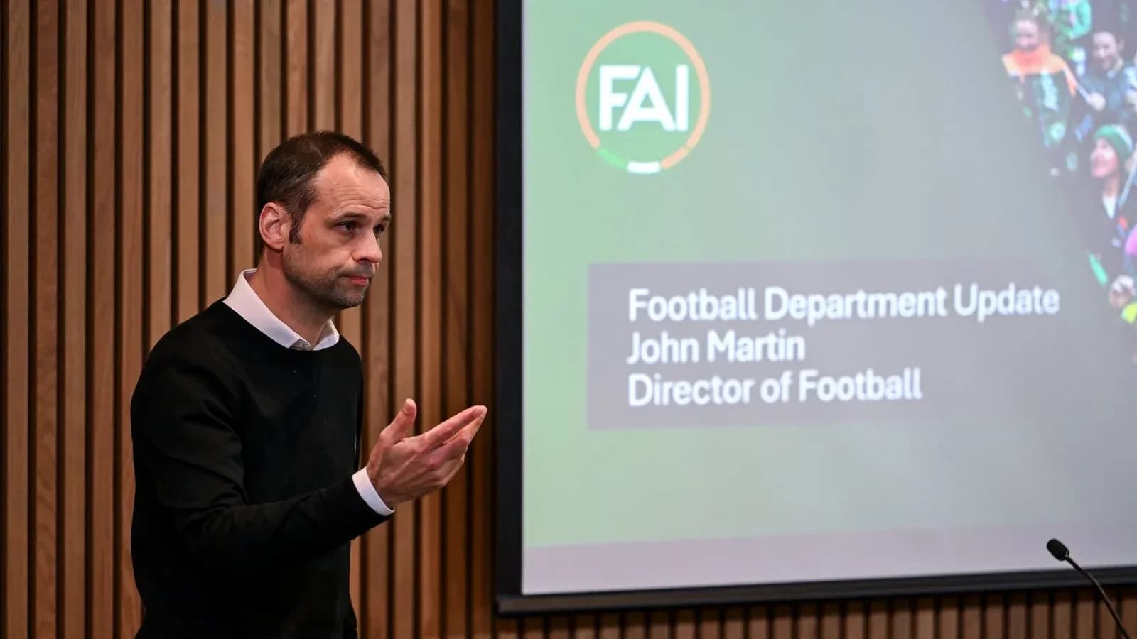 Director de fútbol presentando actualización en conferencia Director de fútbol presentando actualización en conferencia