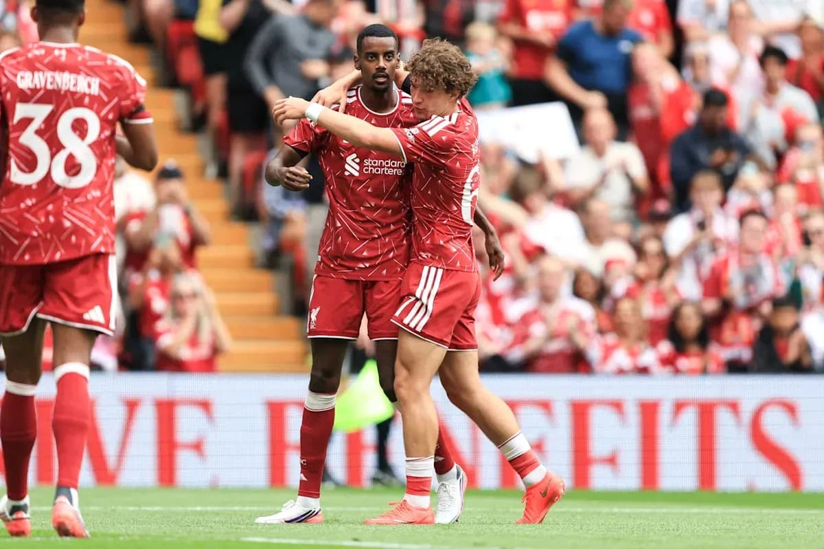 Jugadores de Liverpool celebrando un gol en el partido Jugadores de Liverpool celebrando un gol en el partido